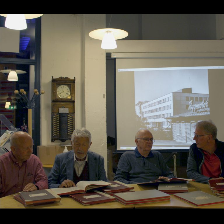 Delar av flygmotorveterangruppen i arbete med samlingen på ISC våren 2022. Från vänster: Lars Myrén, Lennart Johansson, John Gustaf Gudmundsson och Ola Nydén.
