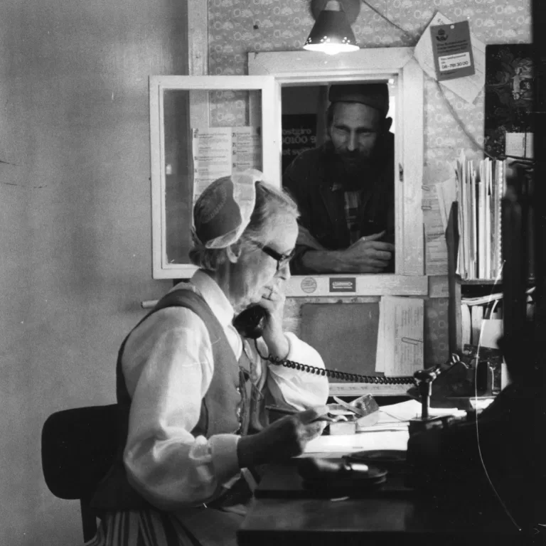 Karin Hertz, den 30 juni 1979, då hon sista gången var i tjänst på postkontoret Oreberg. Dagen innehöll en blandning av högtid och vemod när stämpel "OREBERG" användes för sista gången. 1979. Fotograf: Erling Svensson.