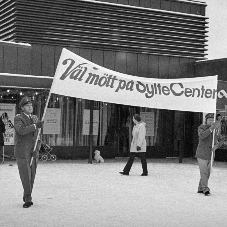 November 1973. Invigning av Sylte Center. Pompa och ståt och mycket folk, det var intrycket när Sylte Center invigdes. Fotograf: Roger Lärk. Bildkälla: Innovatums bildarkiv.