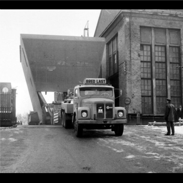 Nohab. Transport av kranbalk fr&aring;n avdelning 88 till &Aring;kerssj&ouml;. December 1968. Bild beskuren. Bildk&auml;lla: Innovatums bildarkiv.