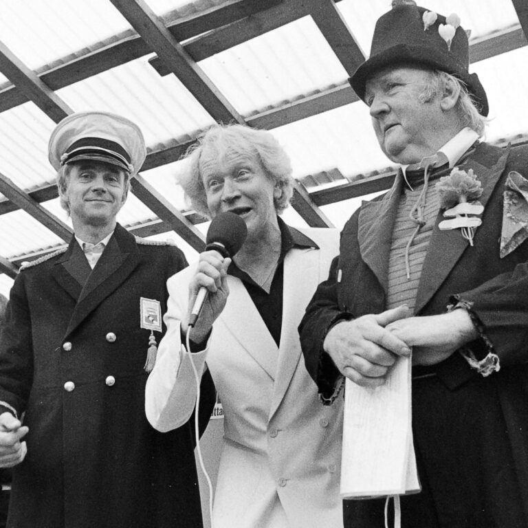 Trolldagar-generalen Kjell Andersson, artisten Thore Skogman och kåsören Erwo Karlsson under Trolldagar i Trollhättan 1983. Fotograf: Roger Lärk. Bildkälla: Innovatums bildarkiv.