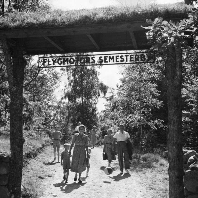 Flygmotors semesterby Bokenäs. Entré till området. Augusti 1951. Ur GKN Aerospace Sweden AB:s historiska bildarkiv. Bildkälla: Innovatums bildarkiv.
