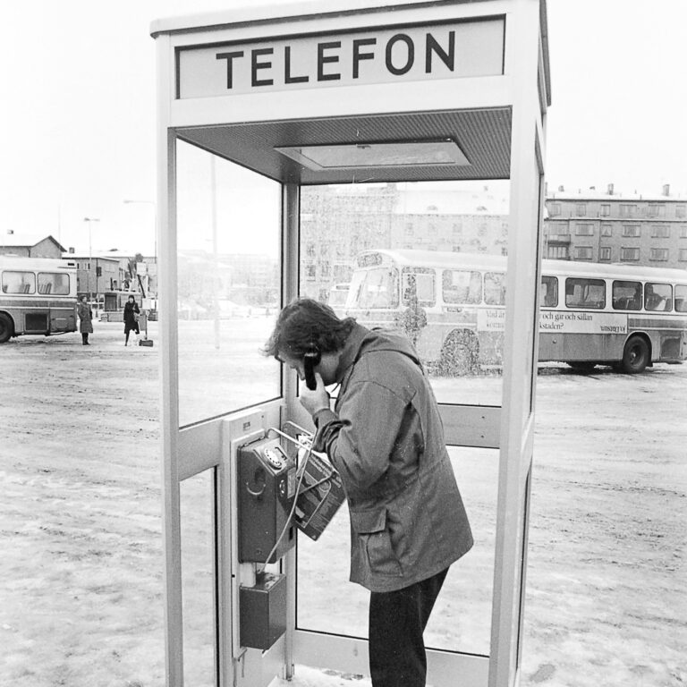 November 1980. Ny typ av telefonkiosk. En ny modell av telefonkiosk kunde invånarna använda på Drottningtorget i Trollhättan. Bild beskuren. Full bildtext i bildarkivet på webben. Fotograf: Roger Lärk. Bildkälla: Innovatums bildarkiv.
