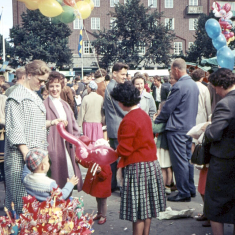 Marknad p&aring; Drottningtorget i Trollh&auml;ttan. 1962. Fotograf: Herbert Ytterberg. Bildk&auml;lla: Innovatums bildarkiv.
